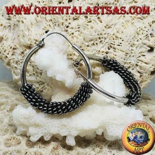 Pendientes de aro de plata torcidos en espiral.