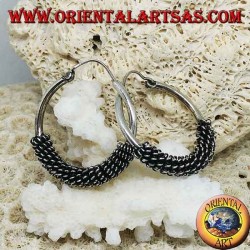 Pendientes de aro de plata torcidos en espiral.