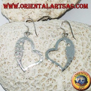 Boucles d'oreilles en forme de coeur en argent martelé avec une face frappante à l'intérieur