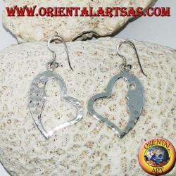 Herzförmige Ohrringe aus gehämmertem Silber mit einem auffälligen Gesicht auf der Innenseite