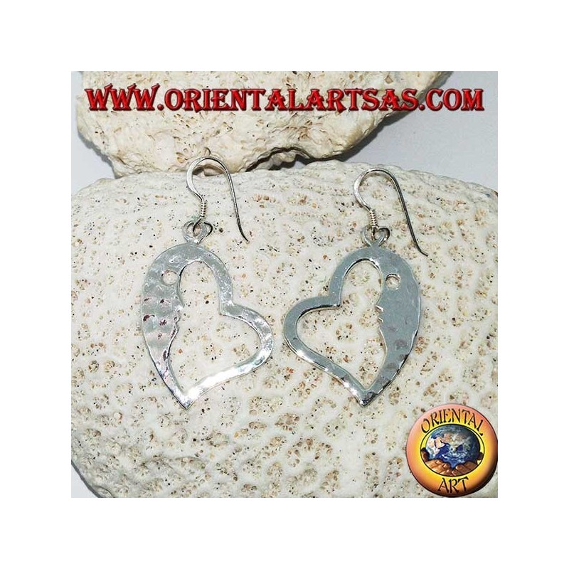 Boucles d'oreilles en forme de coeur en argent martelé avec une face frappante à l'intérieur