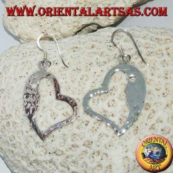 Boucles d'oreilles en forme de coeur en argent martelé avec une face frappante à l'intérieur