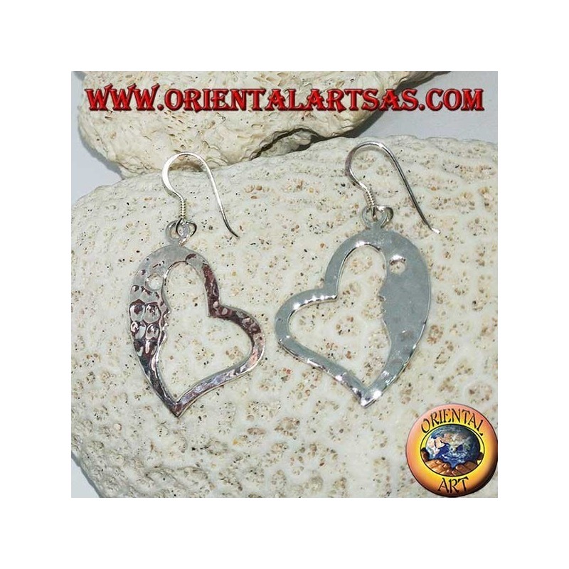 Boucles d'oreilles en forme de coeur en argent martelé avec une face frappante à l'intérieur
