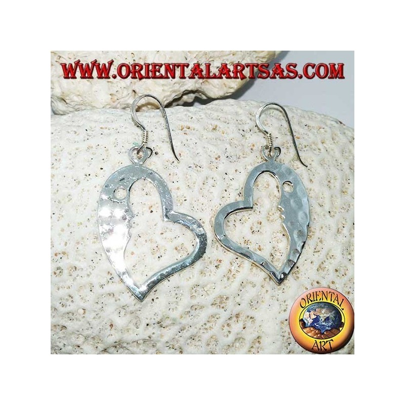Pendientes en forma de corazón de plata martillada con una cara llamativa en el interior