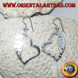 Pendientes en forma de corazón de plata martillada con una cara llamativa en el interior