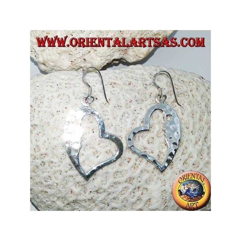 Orecchini in argento martellato a forma di cuore con il volto rintagliato all'interno