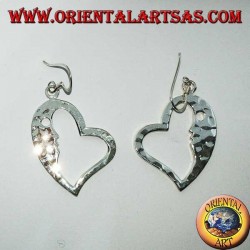 Pendientes en forma de corazón de plata martillada con una cara llamativa en el interior