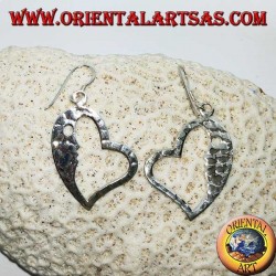 Boucles d'oreilles en forme de coeur en argent martelé avec une face frappante à l'intérieur