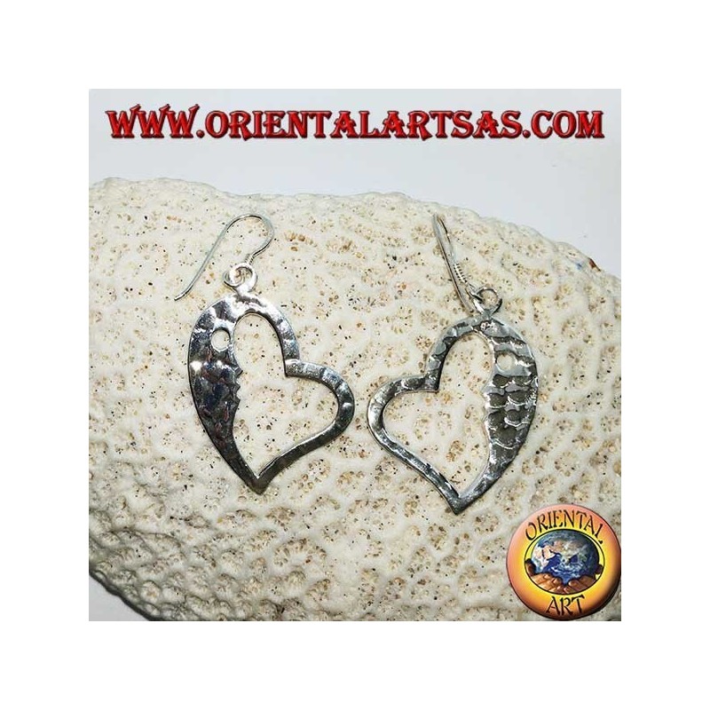Pendientes en forma de corazón de plata martillada con una cara llamativa en el interior