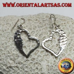 Boucles d'oreilles en forme de coeur en argent martelé avec une face frappante à l'intérieur