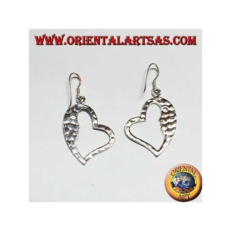 Boucles d'oreilles en forme de coeur en argent martelé avec une face frappante à l'intérieur