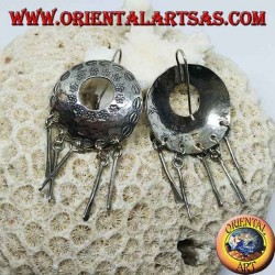 Pendientes de plata con escudo perforado y colgantes hechos a mano por Karen