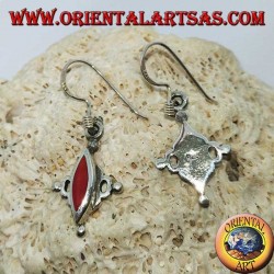 Pendientes de plata con lanza de coral.