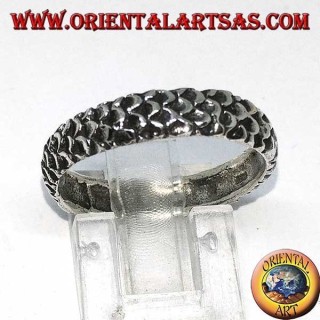 Anello a fedina in argento cesellato a pelle di serpente
