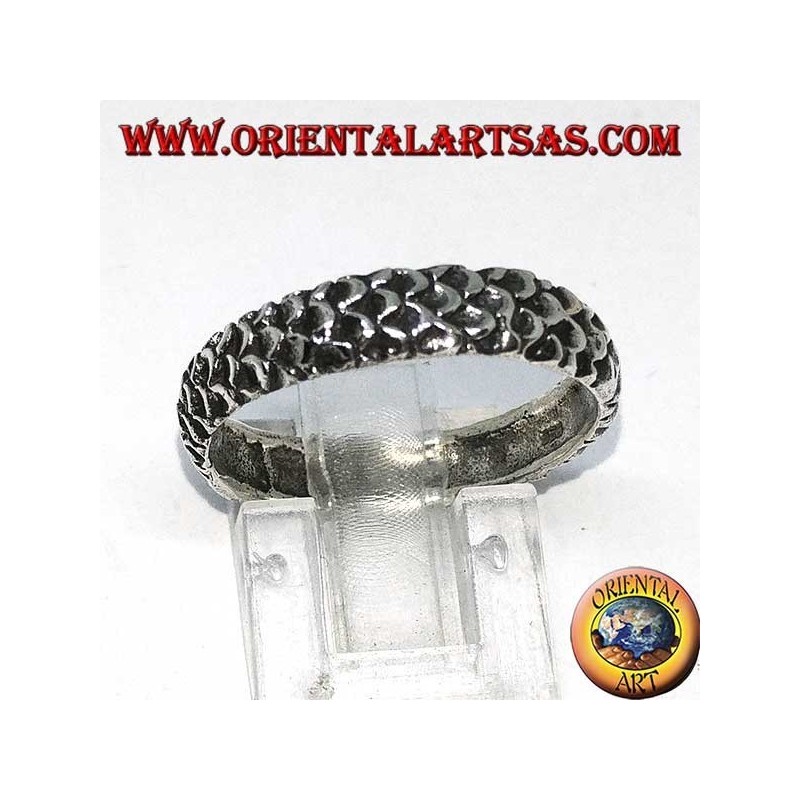 Anillo de plata con grabado de piel de serpiente