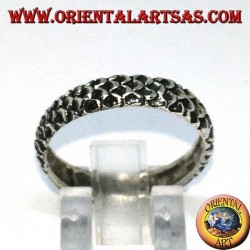 Anillo de plata con grabado de piel de serpiente