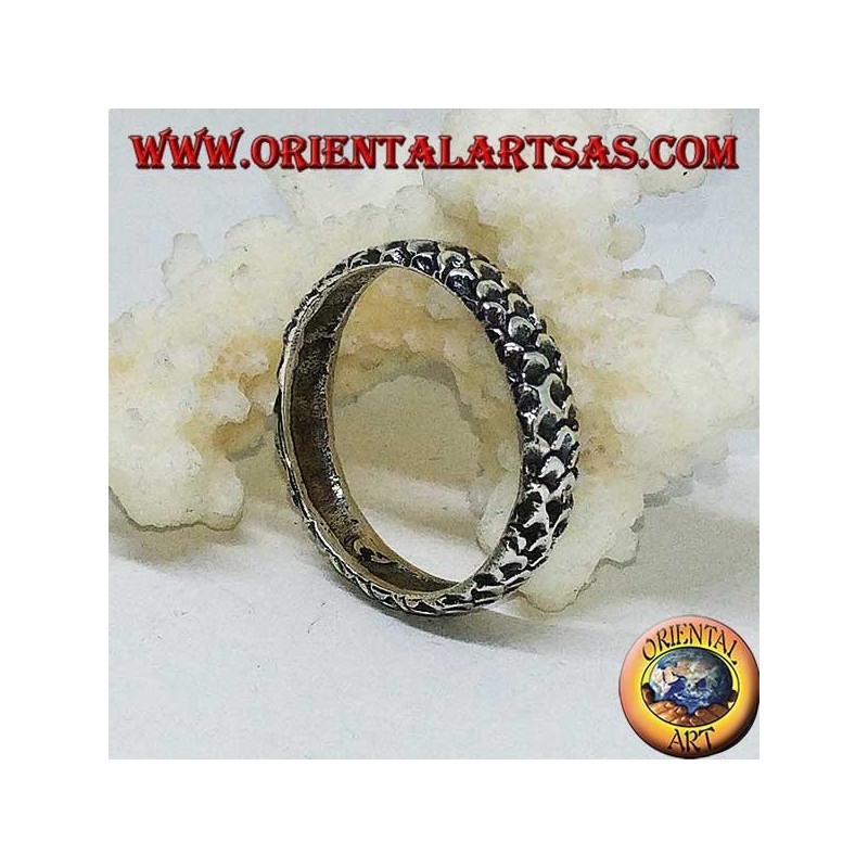 Anello a fedina in argento cesellato a pelle di serpente