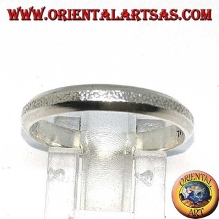 Bague en argent avec une partie centrale à effet scindé