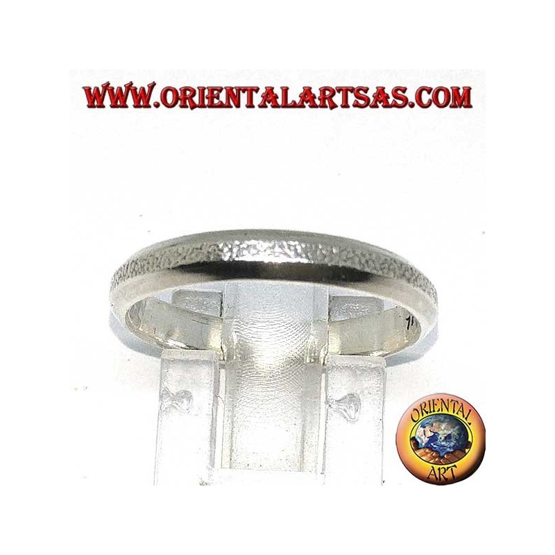 Anillo de plata con una parte central con efecto dividido.