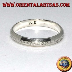 Silver ring with a central part with a split effect