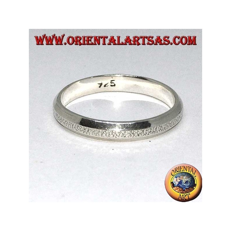 Silver ring with a central part with a split effect