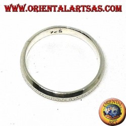 Anillo de plata con una parte central con efecto dividido.