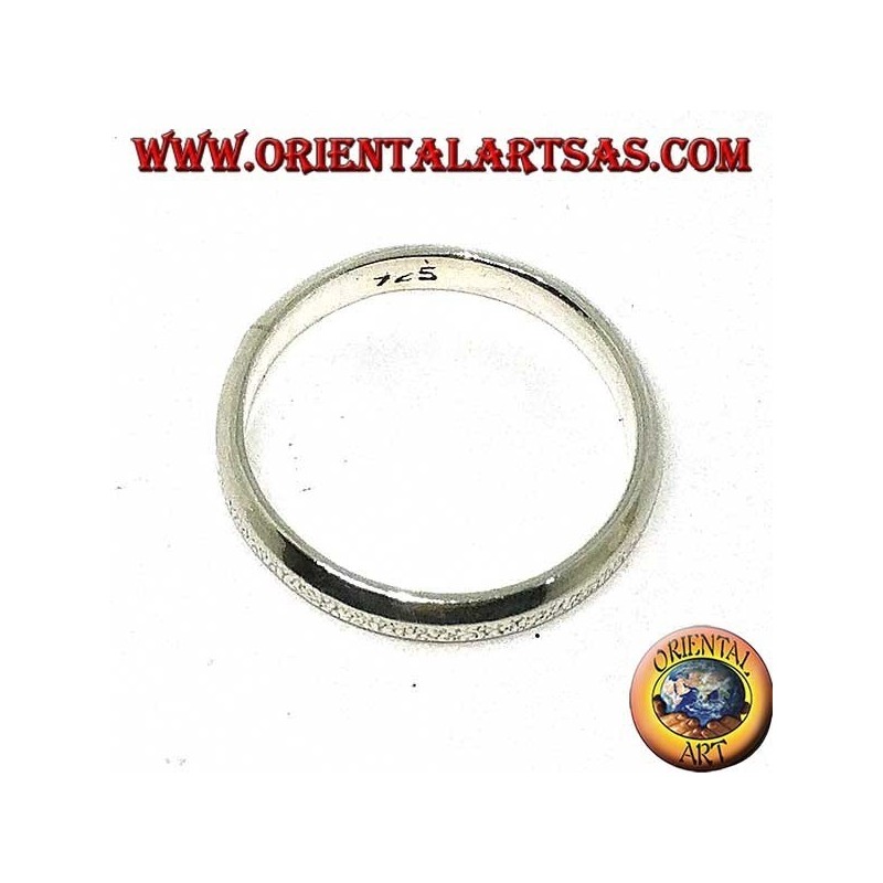 Silver ring with a central part with a split effect