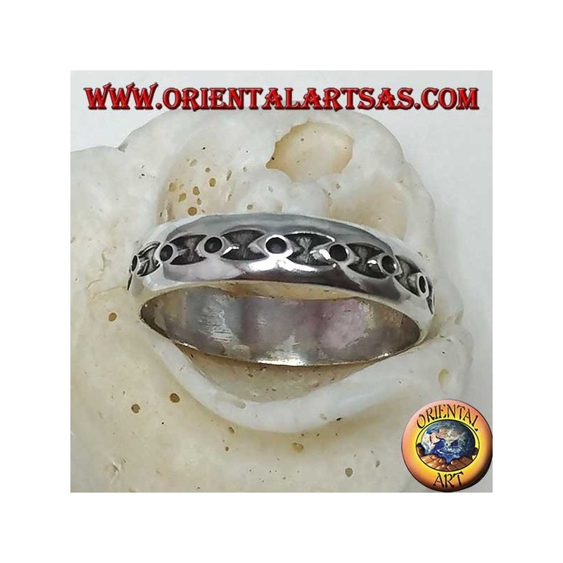 Silver band ring, with circles in low relief ellipses