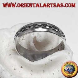 Anillo de plata con círculos en elipses de bajo relieve.