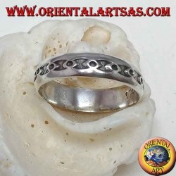 Anillo de plata con círculos en elipses de bajo relieve.