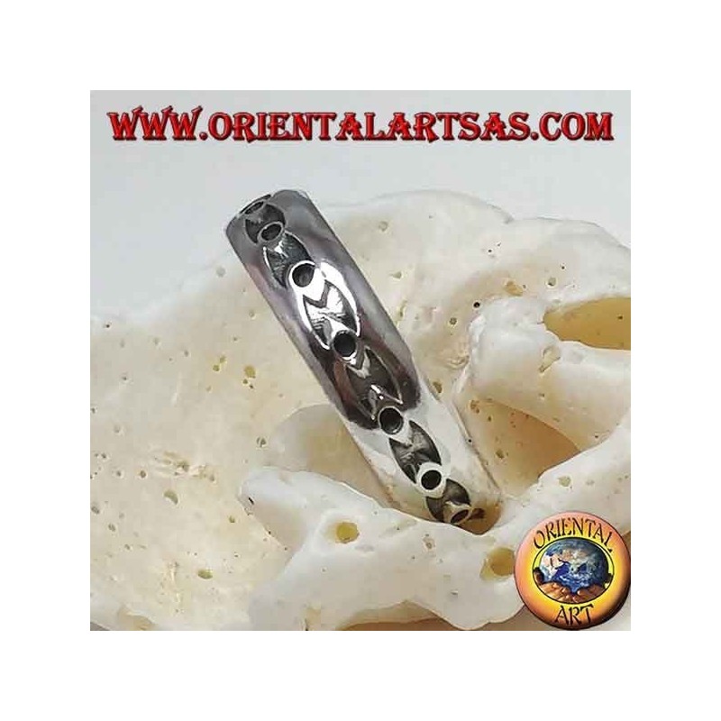 Silver band ring, with circles in low relief ellipses