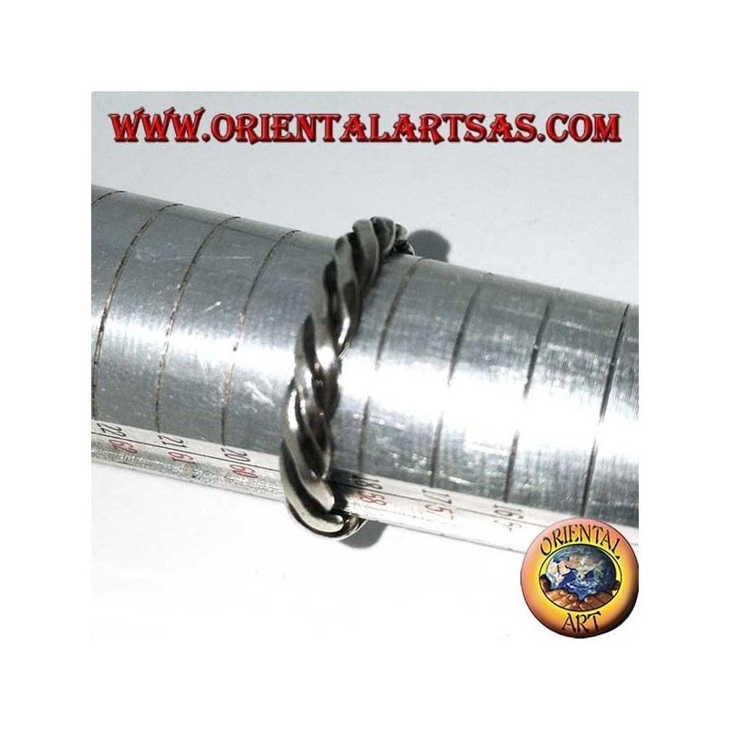 Anillo de plata con dos cables enrollados sobre sí mismo