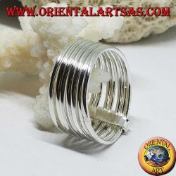 Anillo de plata con siete anillos de alambre paralelos.