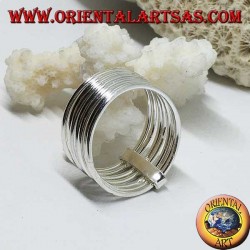 Anillo de plata con siete anillos de alambre paralelos.