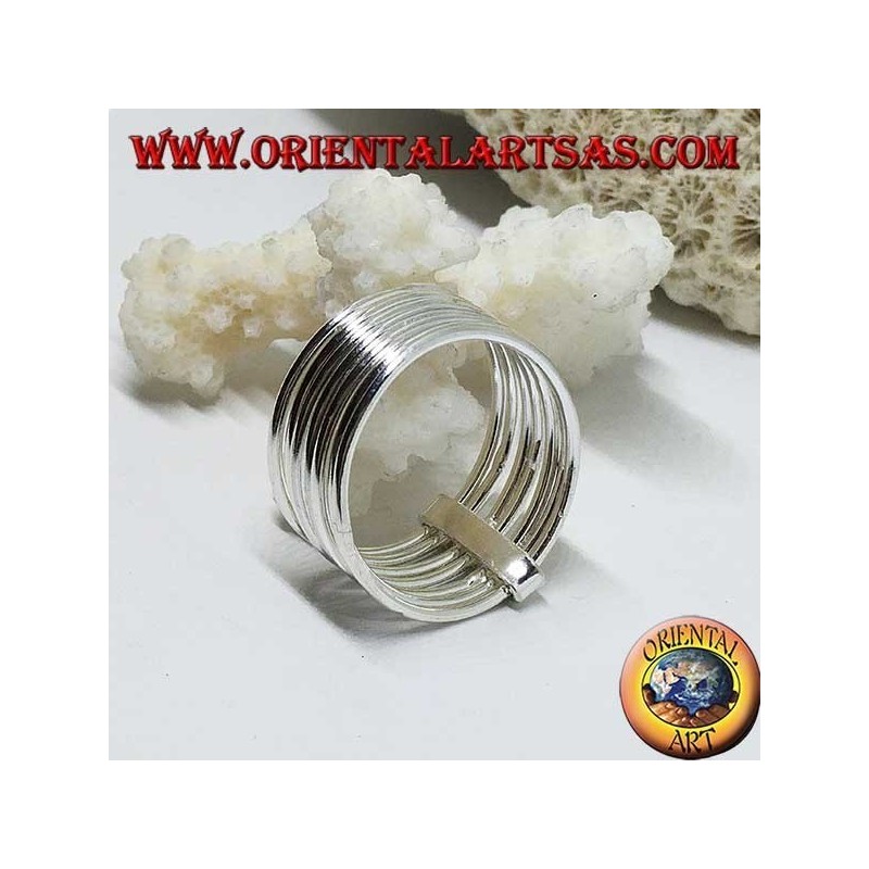 Anillo de plata con siete anillos de alambre paralelos.