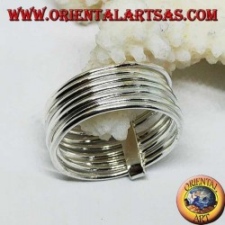 Anillo de plata con siete anillos de alambre paralelos.