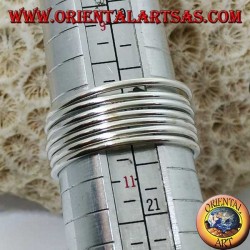 Anillo de plata con siete anillos de alambre paralelos.