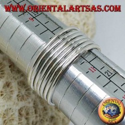 Anillo de plata con siete anillos de alambre paralelos.