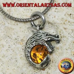 Pendentif dragon en argent qui s'enroule autour d'une sphère d'ambre