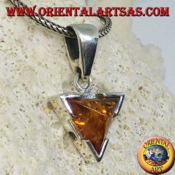 Pendentif en argent triangulaire avec ambre triangulaire naturel