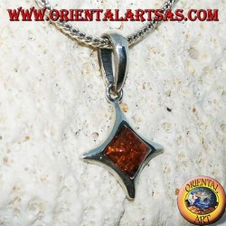 Colgante de plata en forma de diamante con lados convexos con ámbar cuadrado