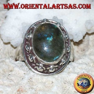Anello in argento con labradorite a riflessi blu ovale ed incastonatura borchiata