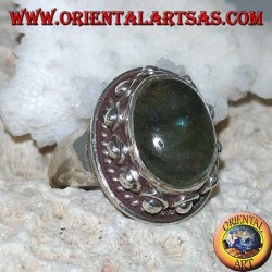 Anillo de plata con labradorita ovalada con reflejos azules y engaste tachonado