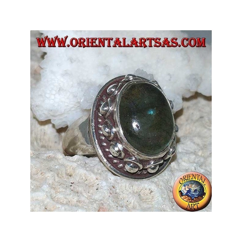 Anillo de plata con labradorita ovalada con reflejos azules y engaste tachonado