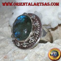 Anillo de plata con labradorita ovalada con reflejos azules y engaste tachonado