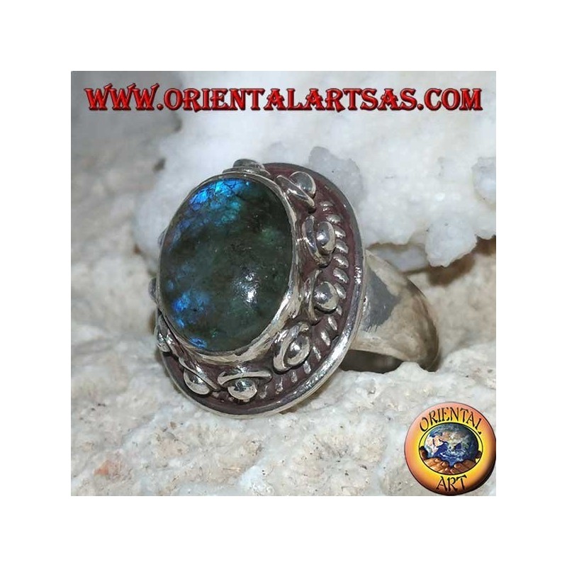 Anillo de plata con labradorita ovalada con reflejos azules y engaste tachonado
