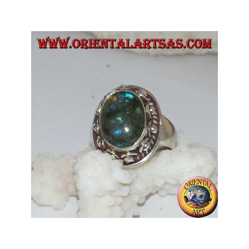 Bague en argent avec labradorite ovale à reflets bleus et sertie de clous