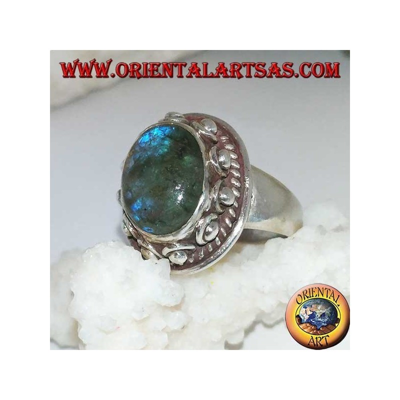 Silberring mit ovalem Labradorit mit blauen Reflexen und besetzter Fassung