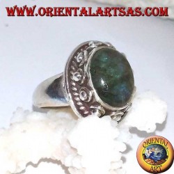Anillo de plata con labradorita ovalada con reflejos azules y engaste tachonado