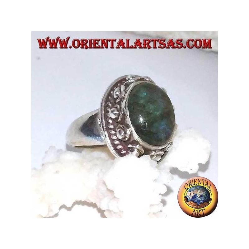 Bague en argent avec labradorite ovale à reflets bleus et sertie de clous